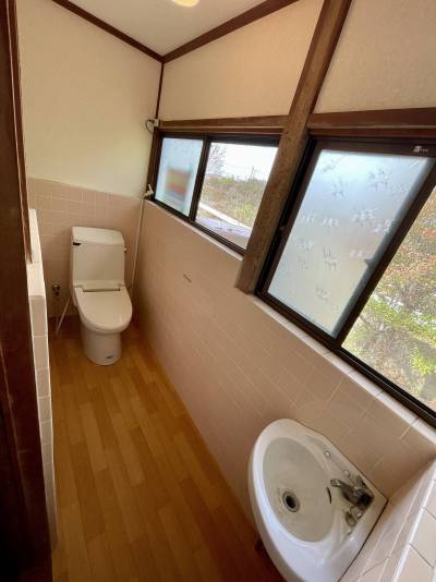 手洗い場があるトイレ。窓があり換気も十分。