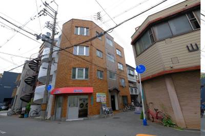 1階入口より階段で3階へ