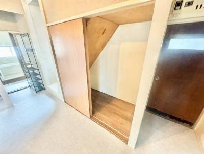 階段下の収納スペースです。