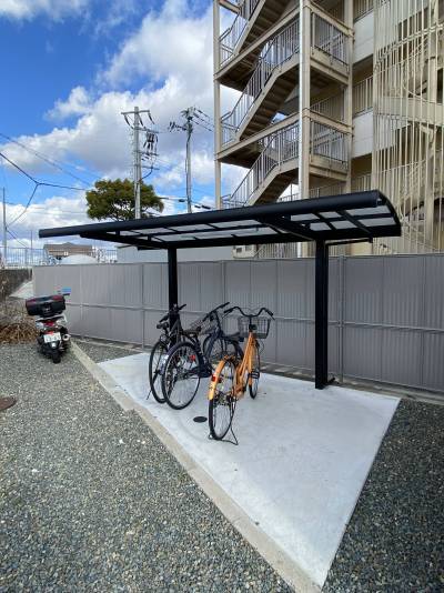 屋根付きのサイクルポート