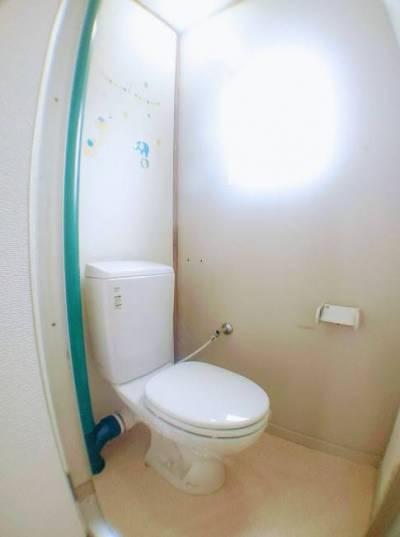 トイレにも窓あり！匂いがこもらず換気もばっちり！