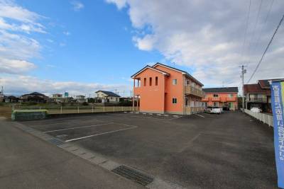 広い駐車場だから道路からの出入りも楽々です。