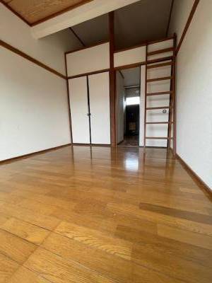 ロフトへ上がる階段です。