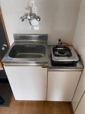 ミニキッチン、ガスコンロ付きです。