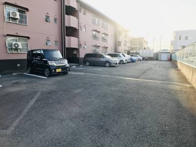 各部屋に1台は敷地内駐車場♪2台目も契約可能♪