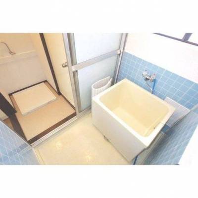 コンパクトですが快適に過ごせる広さのお風呂です