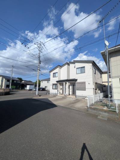 前面道路が広く駐車も楽々。お子様が家の前で遊んでも安心な環境
