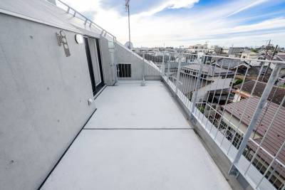 周辺に高い建物がなく、とても開放的。