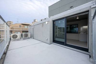 部屋から一歩バルコニーにでると明るい空間。