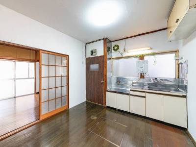 台所は給湯器が新品交換ずみ、左のドアは洗濯機置き場です。