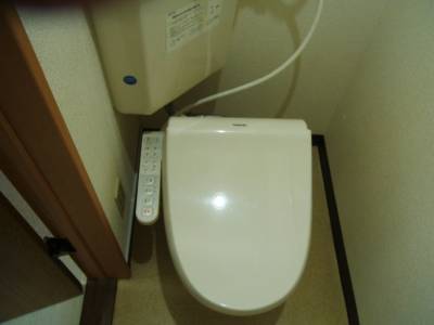 トイレ温水洗浄便座付きで快適です。