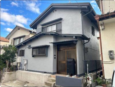 グレーの外観に玄関には宅配BOXを設置しました