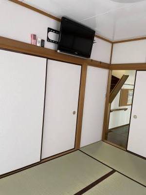 一階の和室にも壁掛テレビがあります。