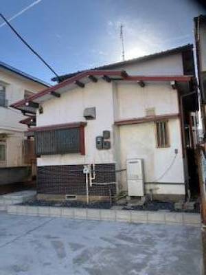 道路沿いに大きく取った
駐車場