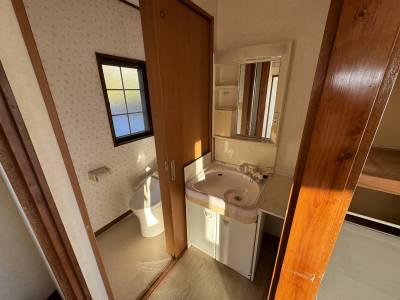 2階の洗面台とトイレ