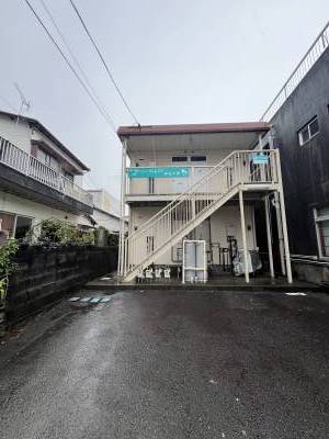 国道からワンブロック隔てる静かな住宅街に立地し、車通りが少