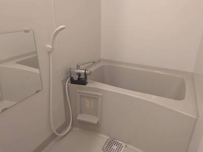 浴室はユニットバスでお手入れ簡単！サーモ水栓新品へ交換予定。