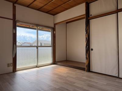 床の間は生かしました。壁紙・フローリングに変更