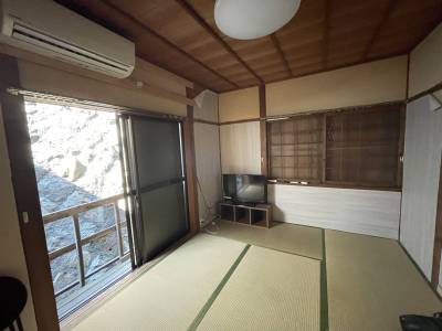 6畳居室です、エアコンと照明器具付きです