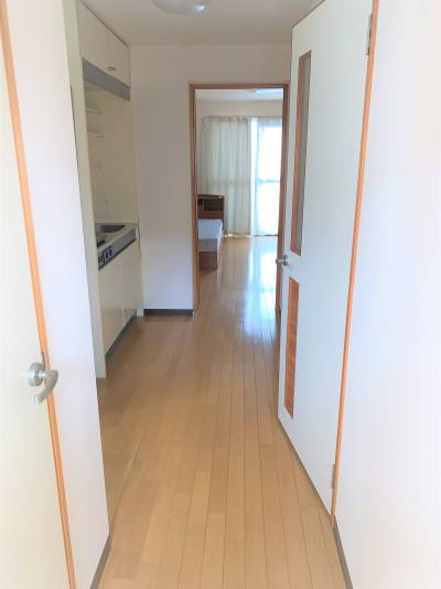 玄関から洋室へ