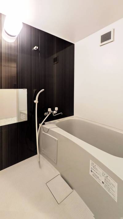 広めの浴室で疲れた体をゆっくり癒やしてください．