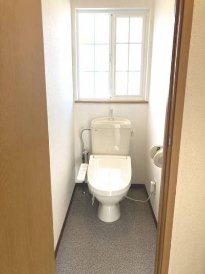 窓のあるトイレはウォシュレット付き！