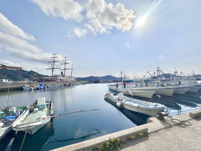 物件から徒歩2分の漁港