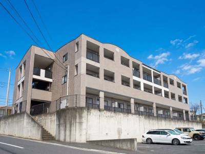 この辺では一番高い場所にあるマンションです。海まで見えます。