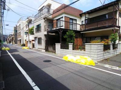 前面道路は広さ十分。ゴミ捨て場も近く！