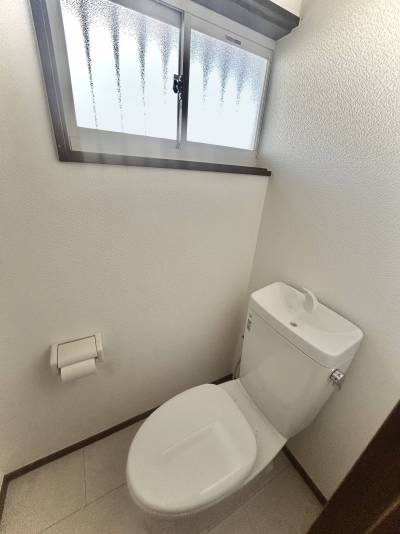 窓のある明るいトイレ