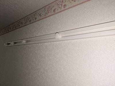 壁には服をかけるハンガー掛け