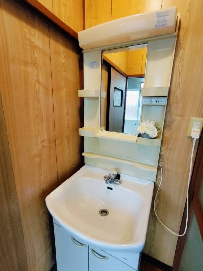 ライト付き独立洗面台。小物の収納が多数あり、使い勝手◎