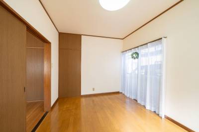 駐車場側の6畳洋室