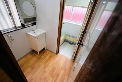 おしゃれでコンパクトな洗面、
余裕の洗濯機置き場