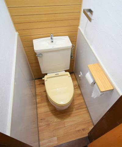 独立トイレ、
棚付きペーパーホルダー