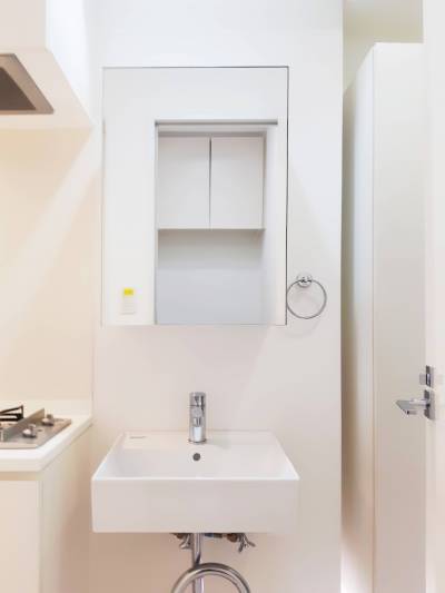 洗面台には収納スペースと大きめの鏡を配置