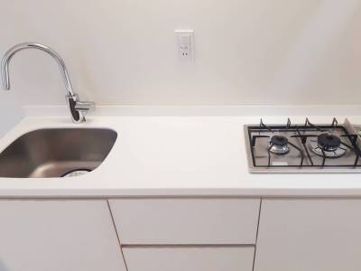 2口コンロのキッチンを完備。白を基調としています。