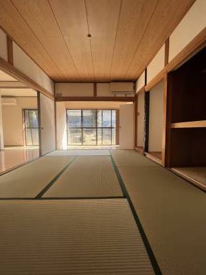 南向きの庭に面した日当たりの良い和室