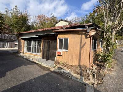 角地で日当たり良好です！縁側も付いた平屋建て古民家です！