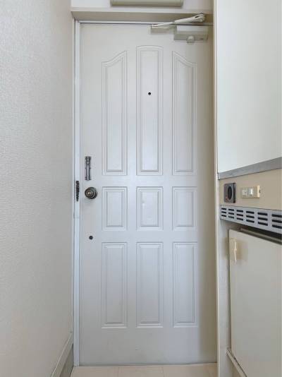 真っ白な玄関ドア