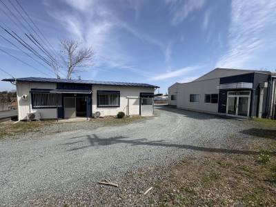 只今、環境整備の一環として、写真左手の宿舎は内装工事中です。