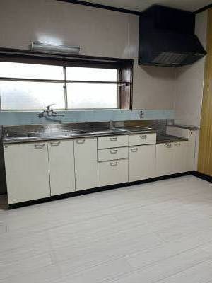 明るく清潔感のあるキッチン。広いので作業がはかどります