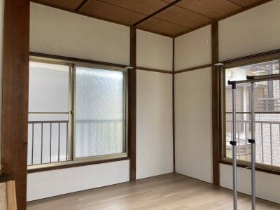 壁は珪藻土を塗装しました。