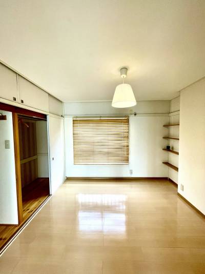 黒板に予定でも書く？裏はクロゼットと本棚です。