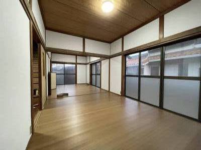 12畳の広い洋室。