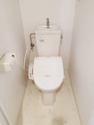 温水洗浄便座付きトイレ