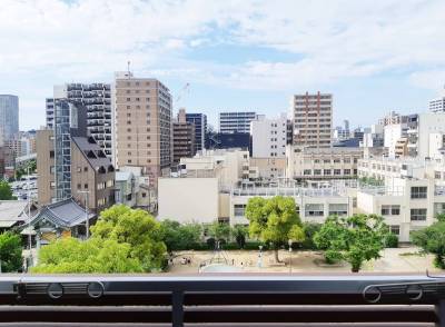 ベランダからの眺望。目の前には公園があり過ごしやすい環境