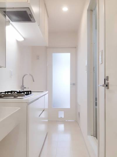 2口コンロのキッチンを完備。居室側との扉にはキャットスルー！