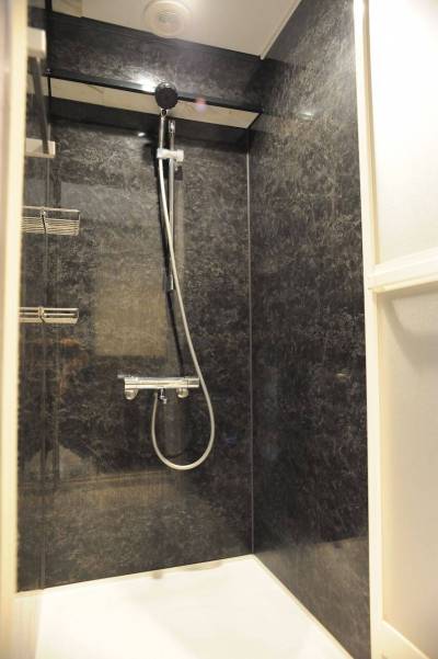 シャワーブースです。広めのスペースにリフォームしています。