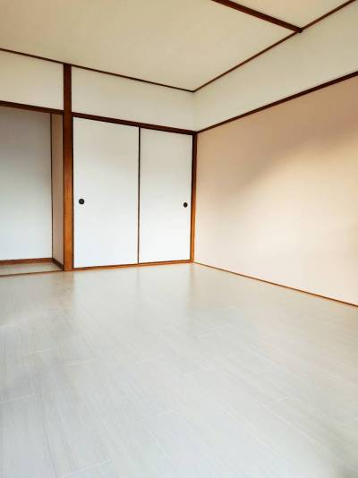 くすみグレーのフロアに癒しのアクセントクロスがオシャレ♪